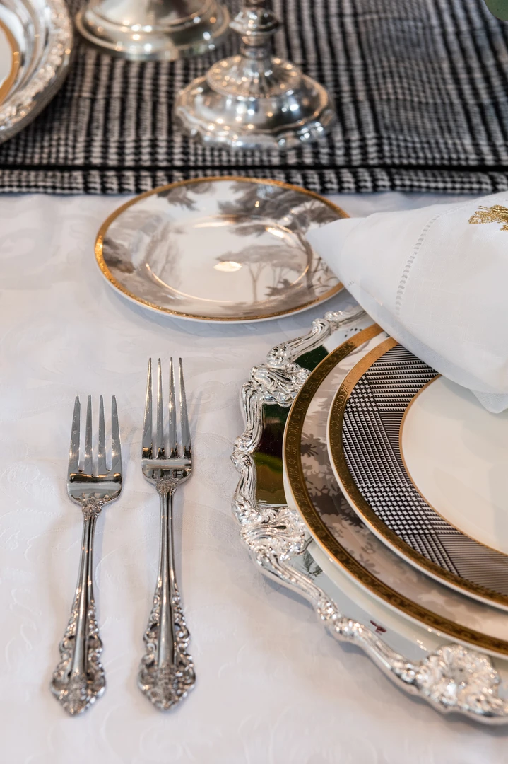 TRISH SCULLY HOME MILANO WHITE JACQUARD TABLE CLOTH 116" X 56" RECTANGLE