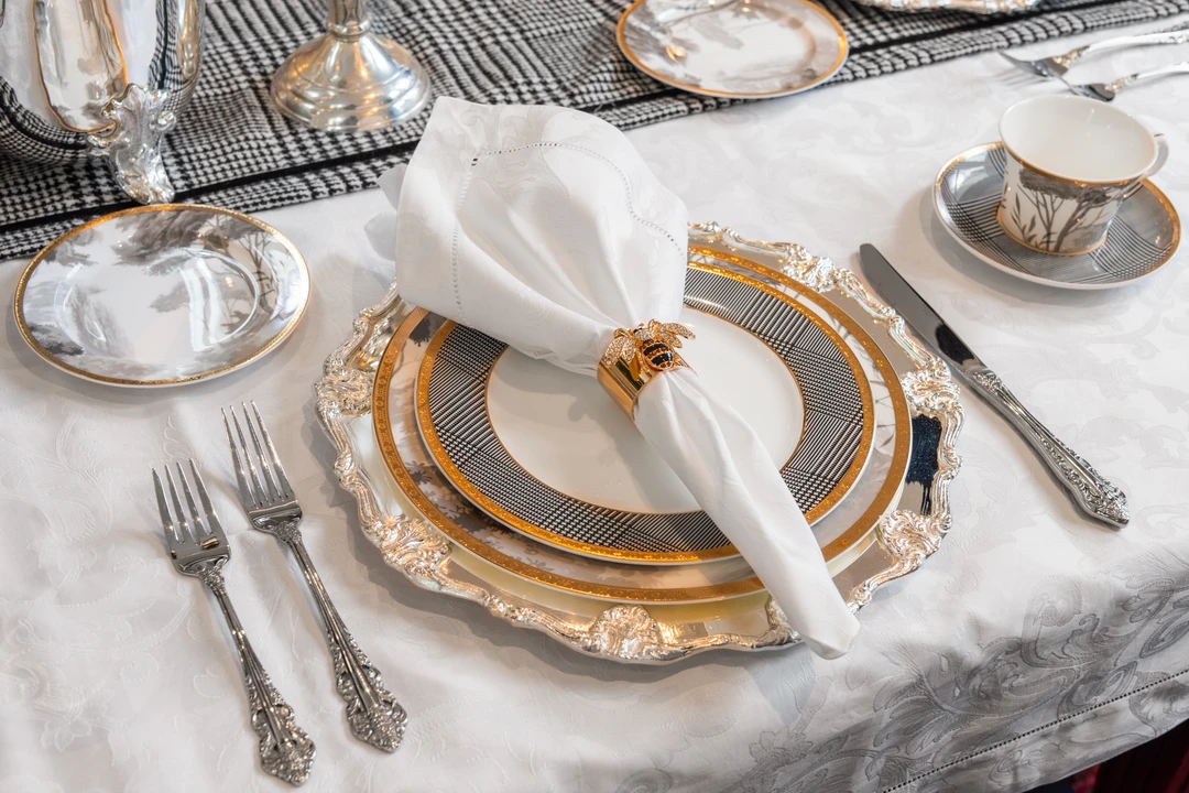 TRISH SCULLY HOME MILANO WHITE JACQUARD TABLE CLOTH 104" X 56" RECTANGLE