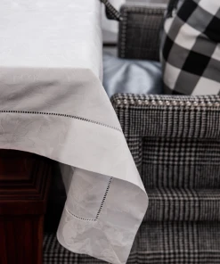 TRISH SCULLY MILANO WHITE JACQUARD TABLE CLOTH 72