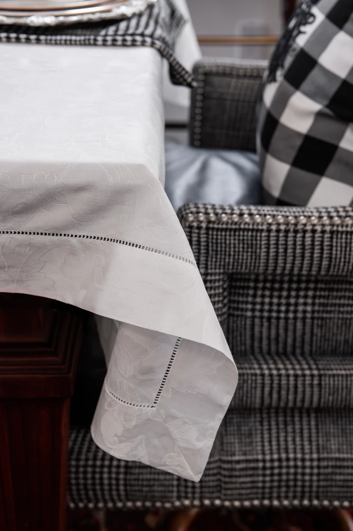 TRISH SCULLY MILANO WHITE JACQUARD TABLE CLOTH 72" SQUARE HOME