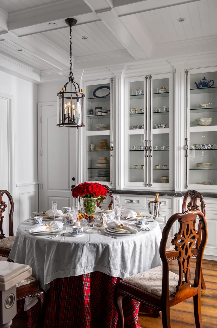 TRISH SCULLY MILANO WHITE JACQUARD TABLE CLOTH 56" SQUARE